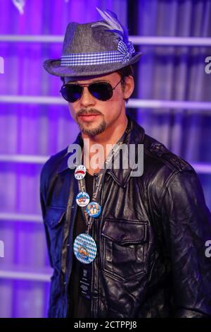 Berlin, Deutschland. September 2020. Die Wachsfigur von Brad Pitt im Madame Tussauds Berlin unter dem Motto 'Tussauds`zapft is!'. Quelle: Gerald Matzka/dpa-Zentralbild/ZB/dpa/Alamy Live News Stockfoto